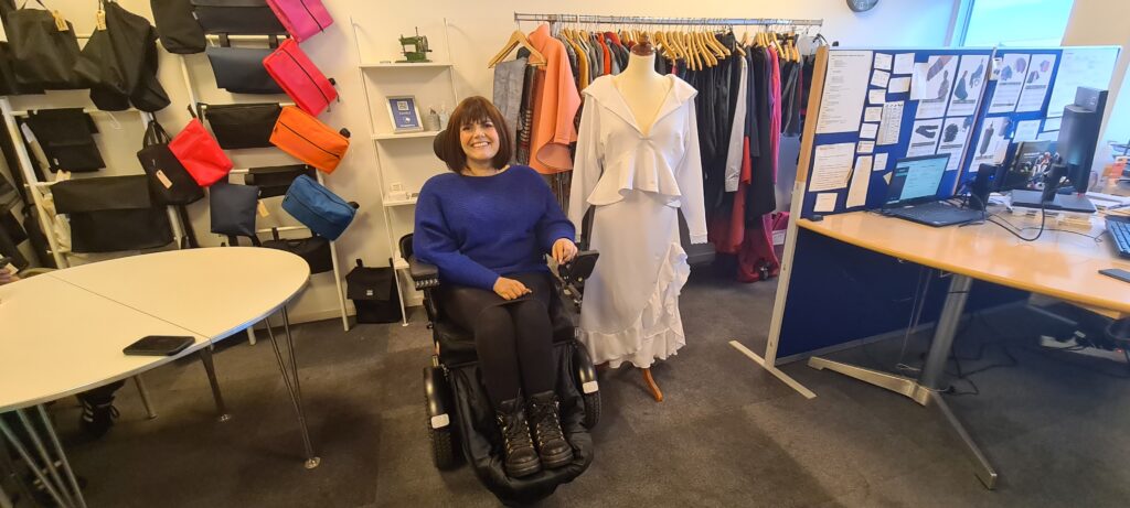 NÅR TØJ BLIVER ET UNIKT KUNSTVÆRK 2 | individuelt tilrettet tøj individuelt tilrettet tøj | NÅR TØJ BLIVER ET UNIKT KUNSTVÆRK | Huset Venture | En socialøkonomisk virksomhed